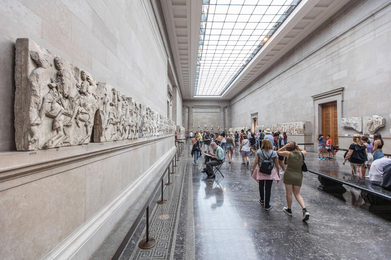 Ausstellungssaal im British Museum in London mit den sogenannten "Elgin Marbles" mit Teilen des griechischen Parthenon-Frieses 