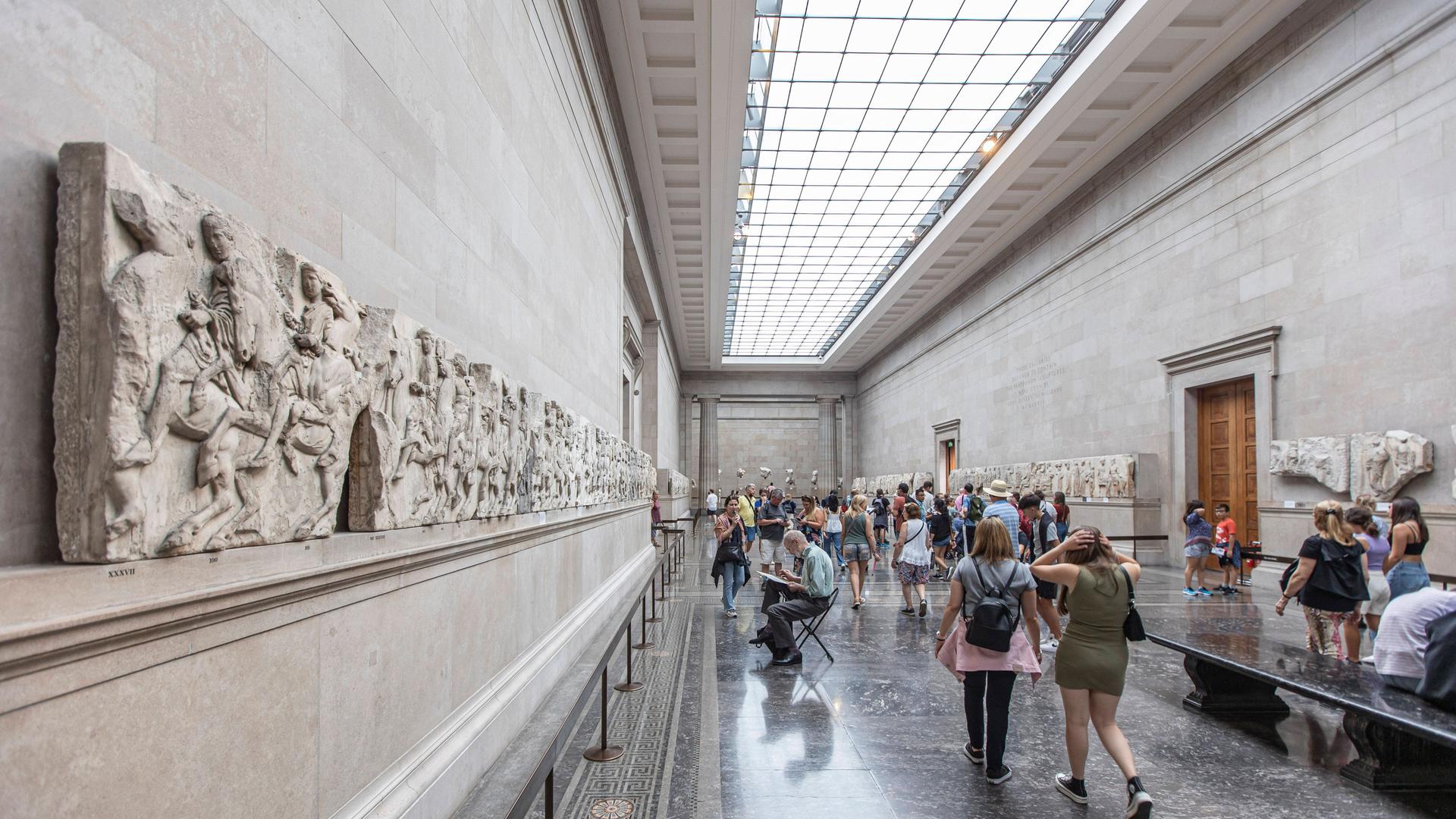 Ausstellungssaal im British Museum in London mit den sogenannten "Elgin Marbles" mit Teilen des griechischen Parthenon-Frieses