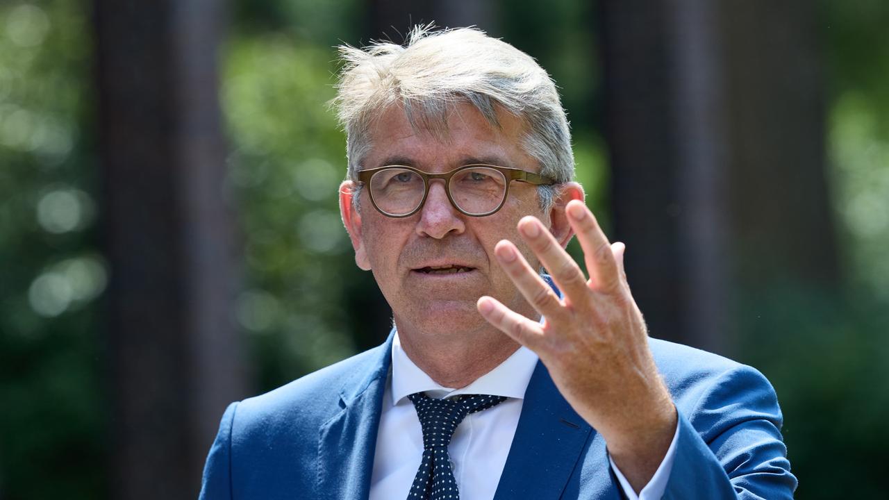 Hamburg: Kulturstaatsminister Wolfram Weimer spricht vor der Kapelle 13 auf dem Parkfriedhof Ohlsdorf. 