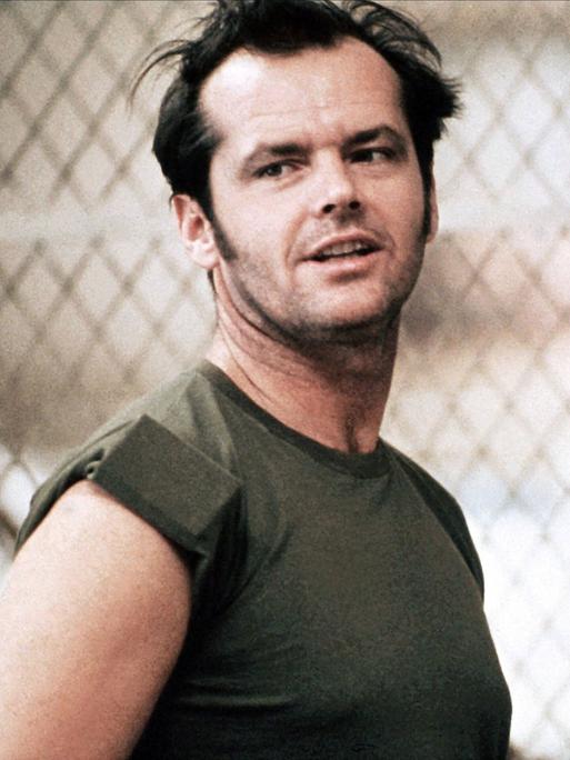 Filmszene aus "Einer flog über das Kuckucksnest" mit Jack Nicholson (links) und Danny DeVito (rechts), beide stehen vor einem Maschendrahtzaun Filmszene aus "Einer flog über das Kuckucksnest" mit Jack Nicholson (links) und Danny DeVito (rechts), beide stehen vor einem Maschendrahtzaun