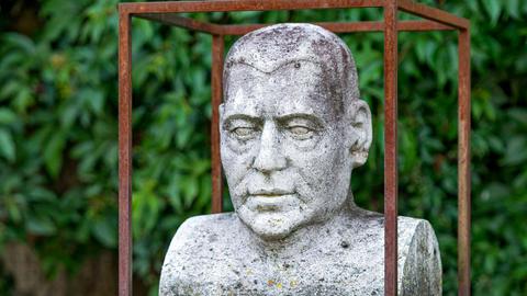 Wir sehen eine Büste des Komponisten Erwin Schulhoff