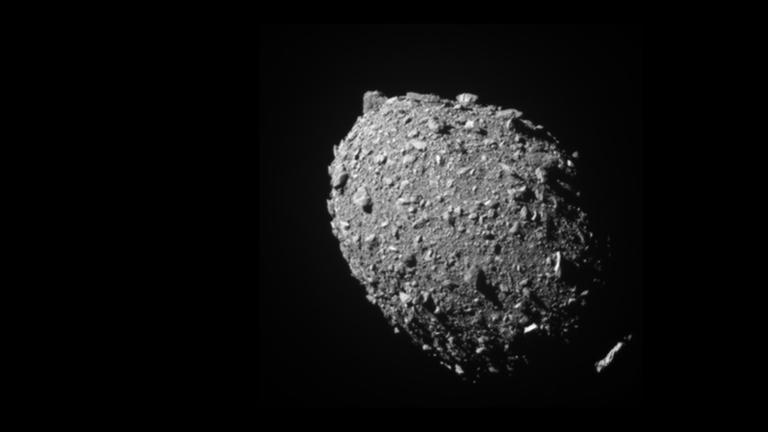 Das Bild zeigt den runden, grauen und felsigen Asteroiden im schwarzen ASll. Foto: NASA/dpa Das Bild zeigt den runden, grauen und felsigen Asteroiden im schwarzen ASll. Foto: NASA/dpa