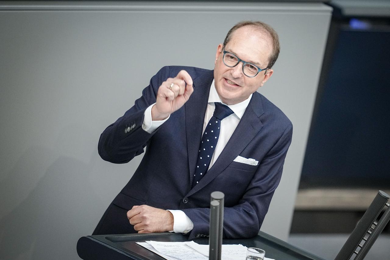 Berlin: Alexander Dobrindt, CSU-Landesgruppenchef, spricht bei der Generaldebatte des Bundestags. 