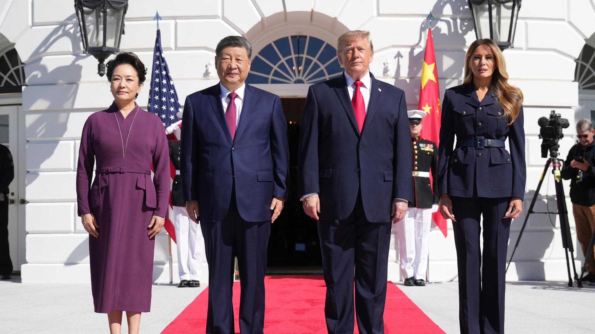 US-Präsident Donald Trump (2.v.r.) und First Lady Melania Trump (r.) stehen mit dem chinesischen Staatschef Xi Jinping (2.v.l.) und seiner Frau Peng Liyuan (l.) vor dem Weißen Haus. US-Präsident Donald Trump (2.v.r.) und First Lady Melania Trump (r.) stehen mit dem chinesischen Staatschef Xi Jinping (2.v.l.) und seiner Frau Peng Liyuan (l.) vor dem Weißen Haus.