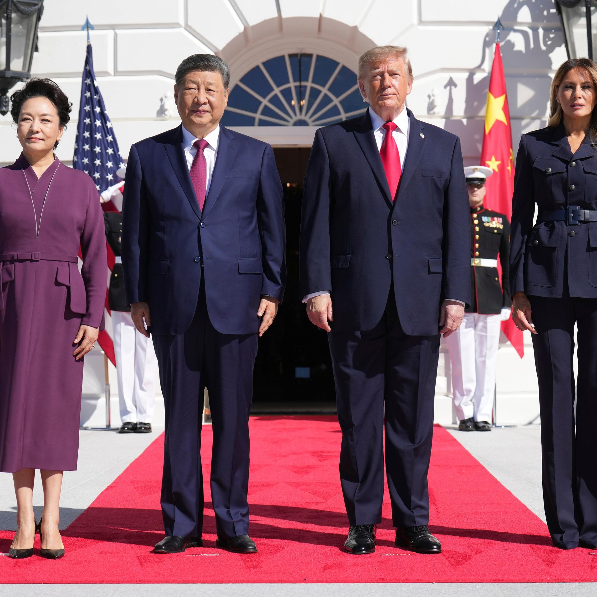 US-Präsident Donald Trump (2.v.r) und First Lady Melania Trump (r) stehen mit dem chinesischen Staatschef Xi Jinping und seine Frau Peng Liyuan vor dem Weißen Haus. 