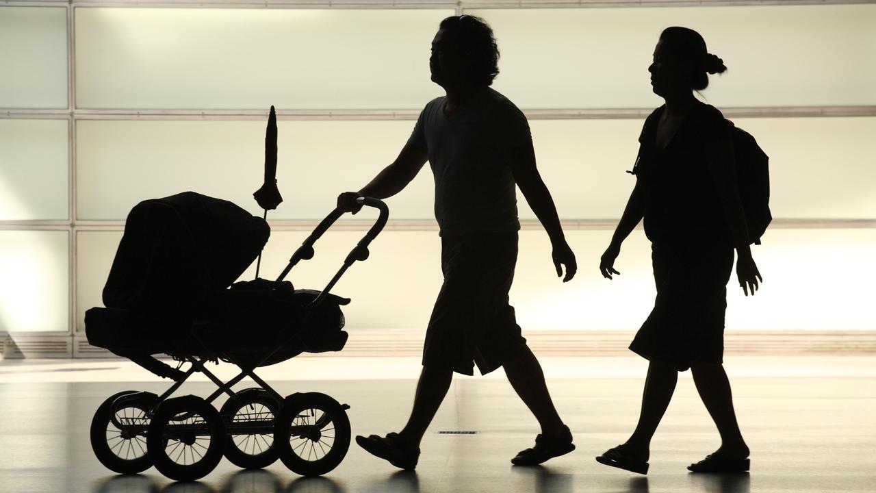 Silhouette einer Kleinfamilie mit Kinderwagen