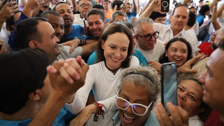Friedensnobelpreisträgerin María Corina Machado zurück in Venezuela - bei einem Gottesdienst, umringt von Menschen Friedensnobelpreisträgerin María Corina Machado zurück in Venezuela - bei einem Gottesdienst, umringt von Menschen