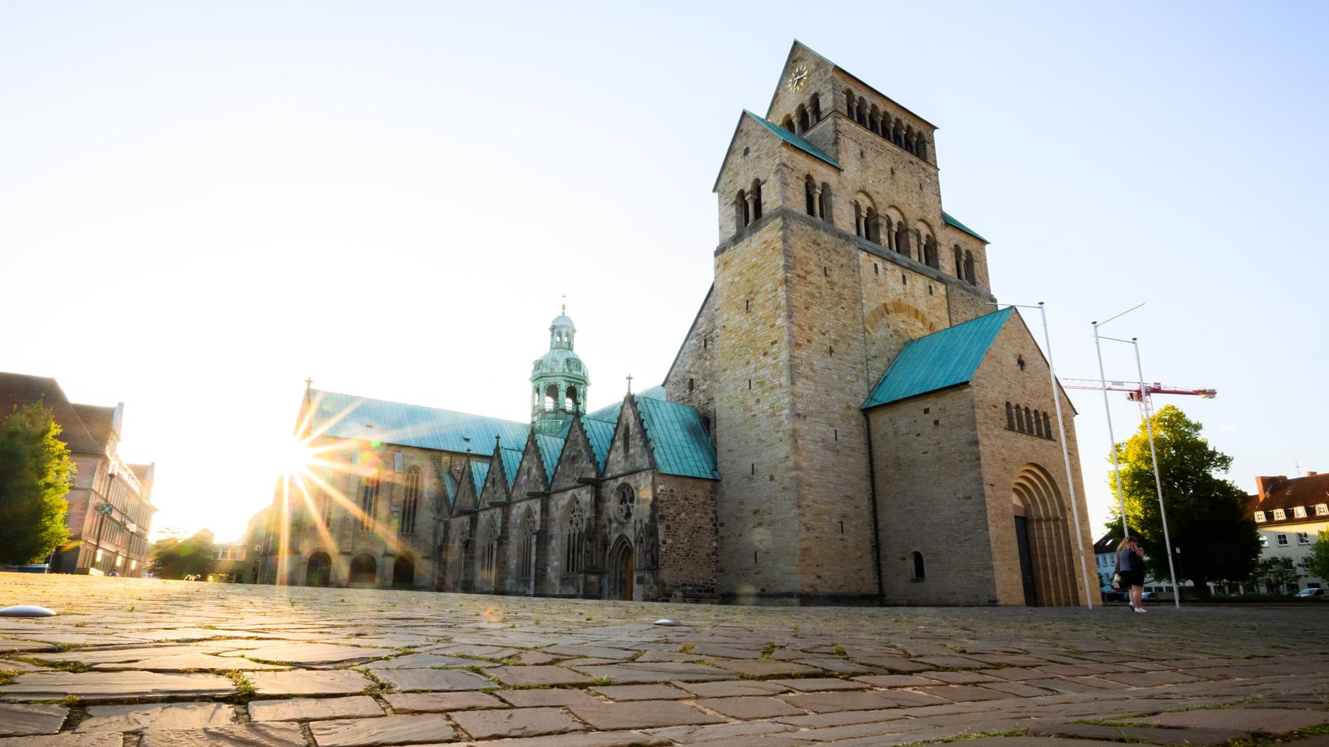 Die Sonne geht am Hildesheimer Dom auf.
