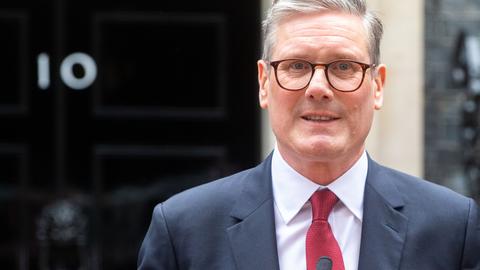 Portrait von Keir Starmer vor der Tür der Downing Street, im Hintergrund ist die Tür mit der Nummer 10 zu sehen