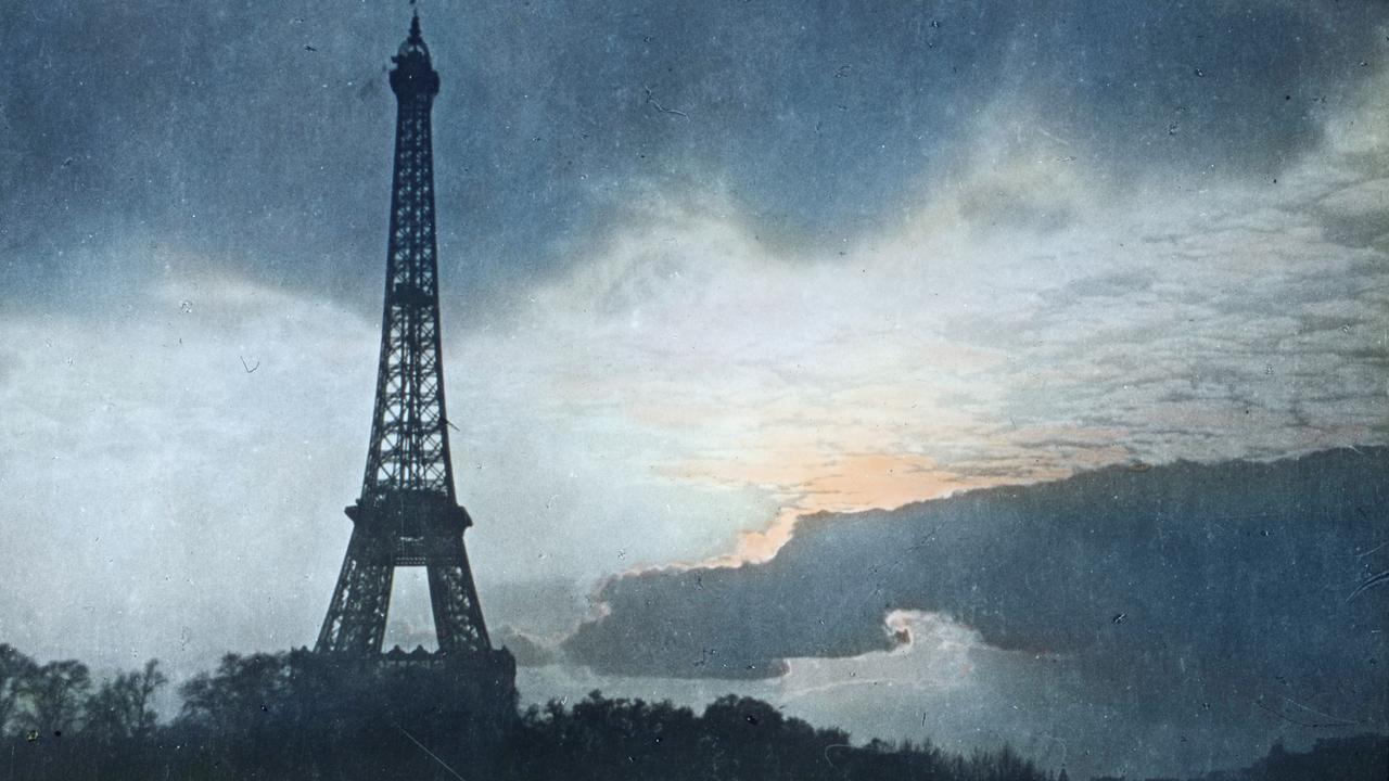 Eine historische Panorama von Paris mit dem Eiffelturm, auf altem Filmmaterial.