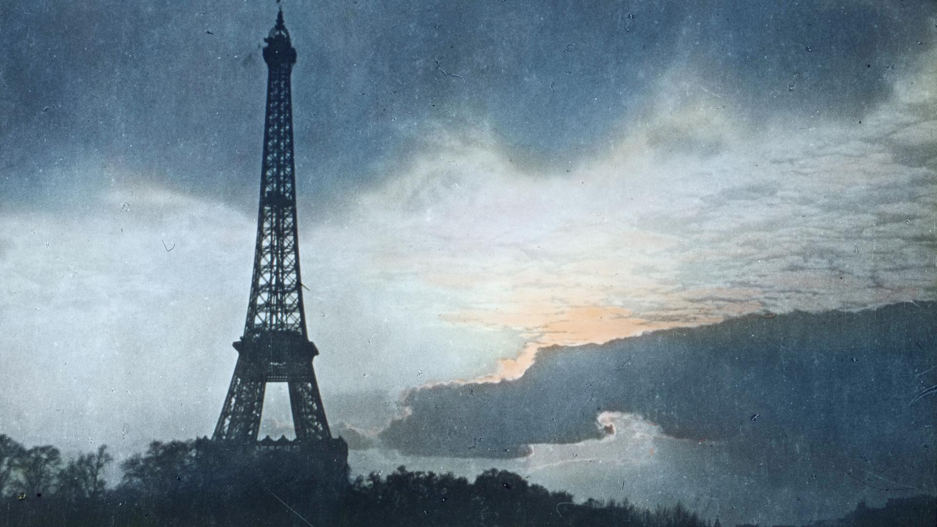 Eine historische Panorama von Paris mit dem Eiffelturm, auf altem Filmmaterial.