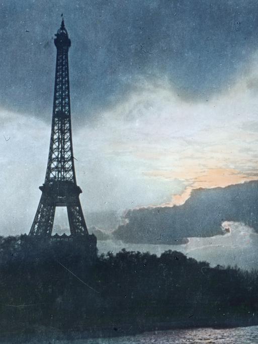 Eine historische Panorama von Paris mit dem Eiffelturm, auf altem Filmmaterial.