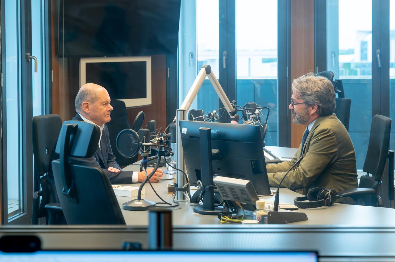 Bundeskanzler Olaf Scholz im Deutschlandfunk-Studio mit Journalist Stephan Detjen beim Interview der Woche
