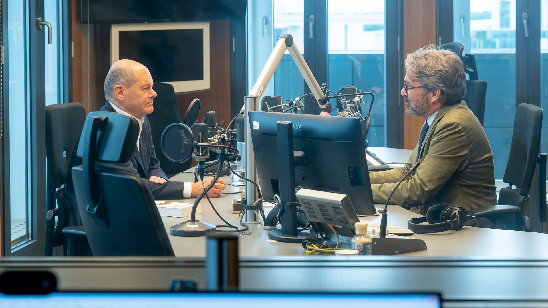 Bundeskanzler Olaf Scholz im Deutschlandfunk-Studio mit Journalist Stephan Detjen beim Interview der Woche