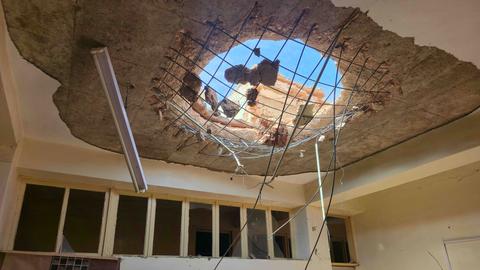Ein Gebäude im Sudan wurde am Dach von einer Drohne getroffen. Das Dach ist kreisförmig zerstört, Stahlträger hängen von der Decke.