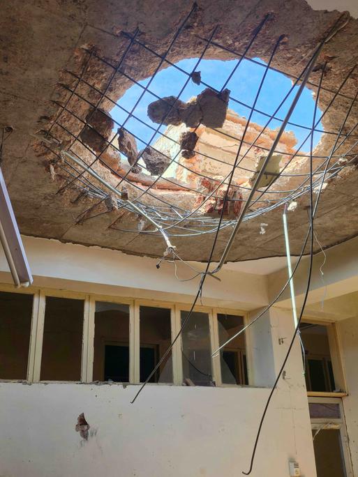 Ein Gebäude im Sudan wurde am Dach von einer Drohne getroffen. Das Dach ist kreisförmig zerstört, Stahlträger hängen von der Decke.