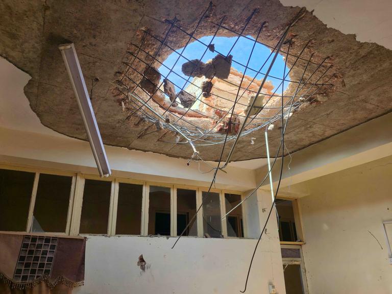 Ein Gebäude im Sudan wurde am Dach von einer Drohne getroffen. Das Dach ist kreisförmig zerstört, Stahlträger hängen von der Decke.