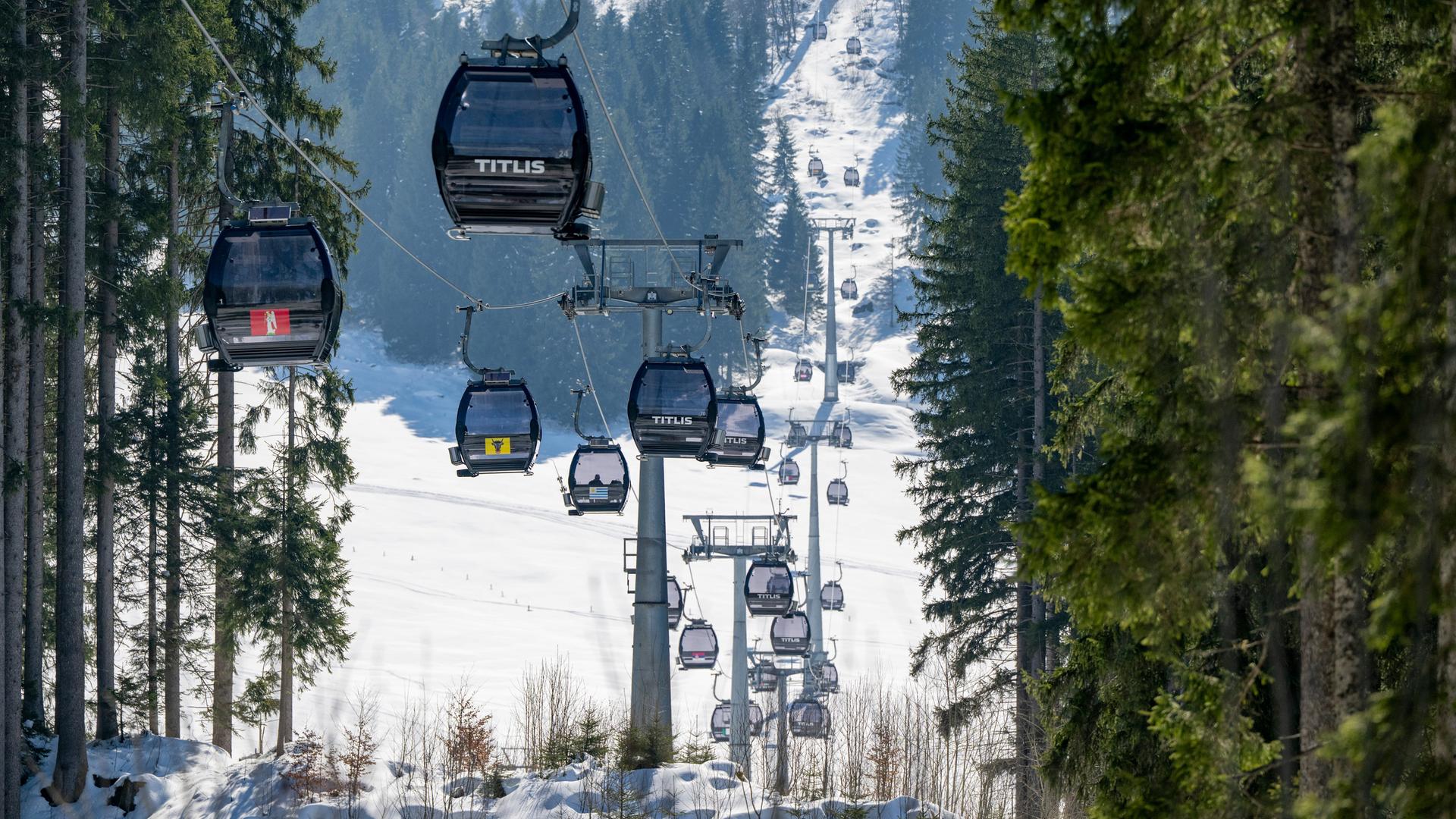 Gondeln der Gondelbahn Engelberg-Titlis Express sind auf der Gerschnialp und zwischen dem Trübsee, wo eine Gondel der selben Bahn abstürzte.