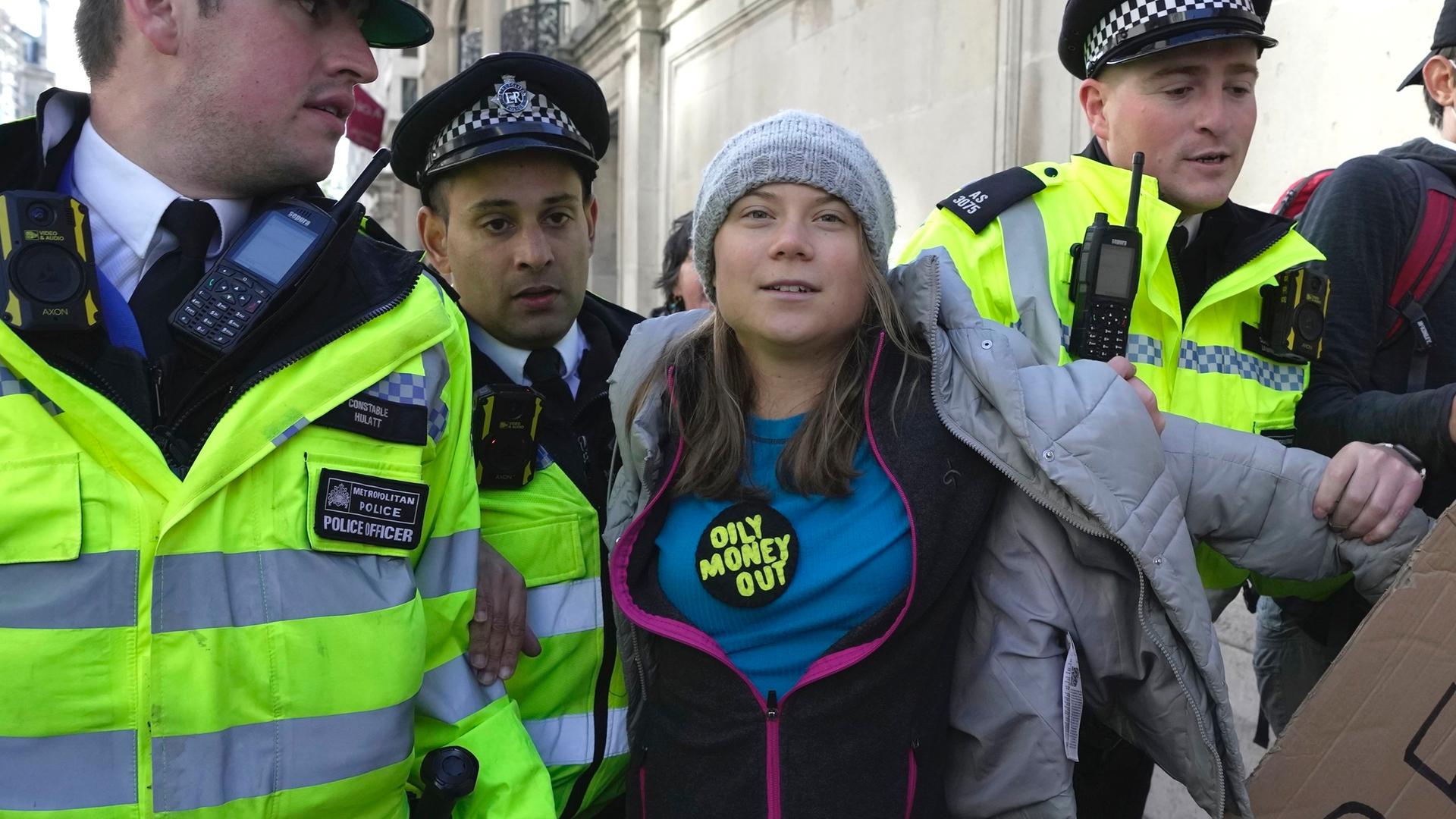 Großbritannien, London: Die Klimaaktivistin Greta Thunberg wird von mehreren Polizisten festgehalten und abgeführt.