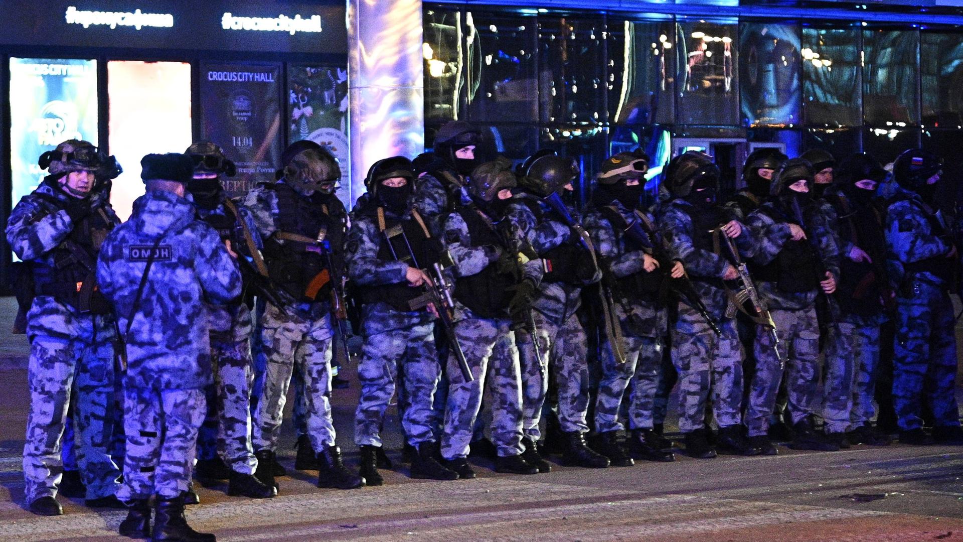 Russische Sicherheitskräfte an der Crocus City Hall