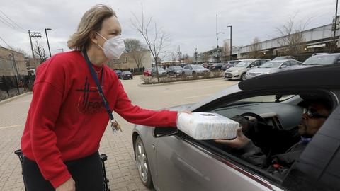 Neben der Nachbarschaftsinitiative New Life Centers gibt es noch andere Wohltätigkeitsorganisationen wie die Harmony Community Church im Stadtviertel Lawndale in Chicago, hier bei der Übergabe einer warmen Mahlzeit am 20. April 2022