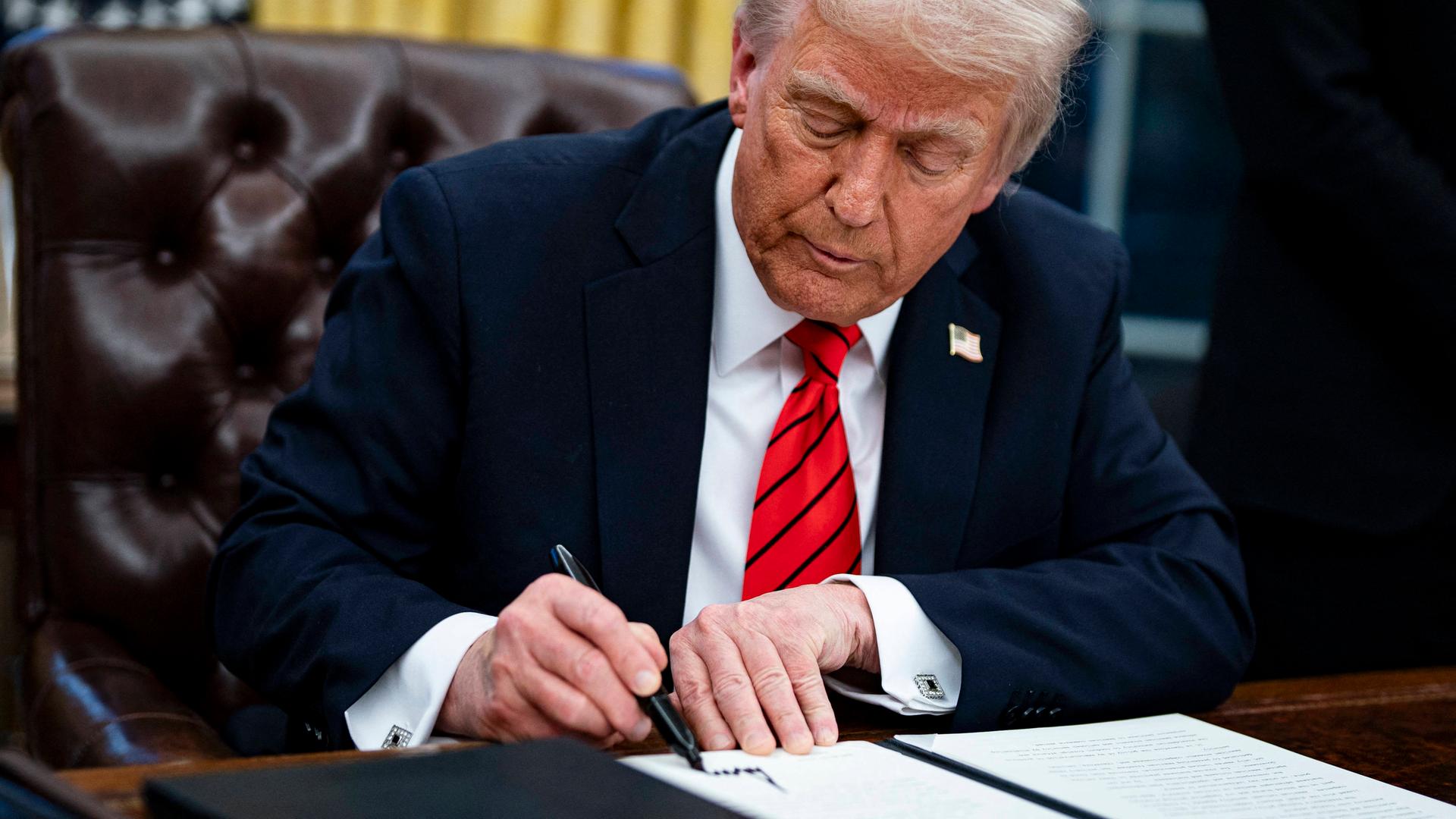 US-Präsident Donald Trump unterzeichnet das Zoll-Dekret im Oval Office mit einem dicken schwarzen Stift, 10. Januar 2025.