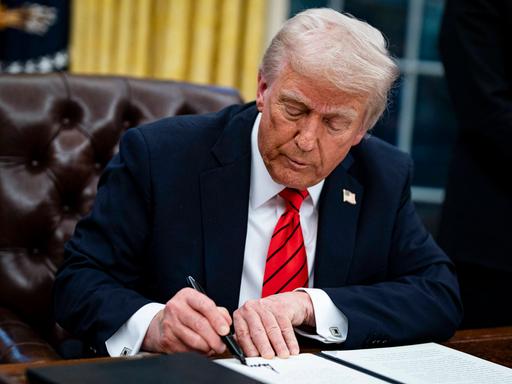 US-Präsident Donald Trump unterzeichnet das Zoll-Dekret im Oval Office mit einem dicken schwarzen Stift, 10. Januar 2025.