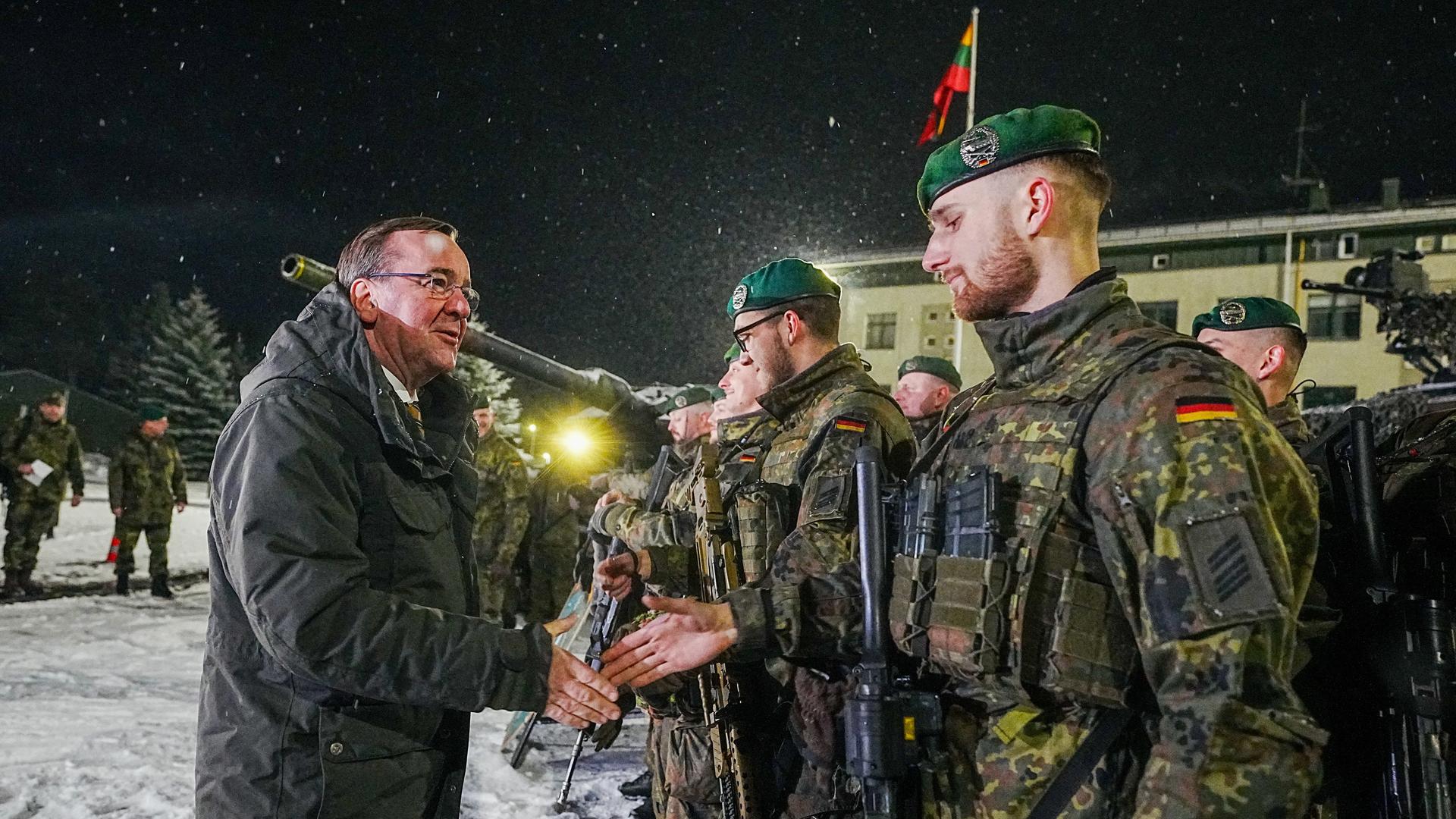 Bundesverteidigungsminister steht vor Bundeswehrsoldaten des deutschen Einsatzkontingents in Litauen. Einem Soldaten schüttelt er die Hand. Bundesverteidigungsminister steht vor Bundeswehrsoldaten des deutschen Einsatzkontingents in Litauen. Einem Soldaten schüttelt er die Hand.