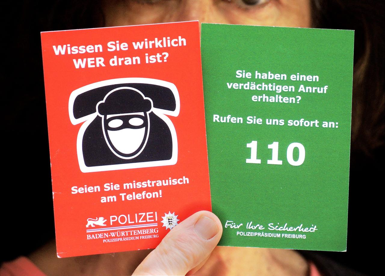 Mit einem Flyer warnt das Polizeipräsidium Freiburg (Baden-Württemberg) vor Telefonbetrug. Vor allem Senioren werden mit dem sogenannten "Enkeltrick" über Telefonanruf um höhere Geldbeträge betrogen. Bild vom 16.06.2018. Foto: Rolf Haid