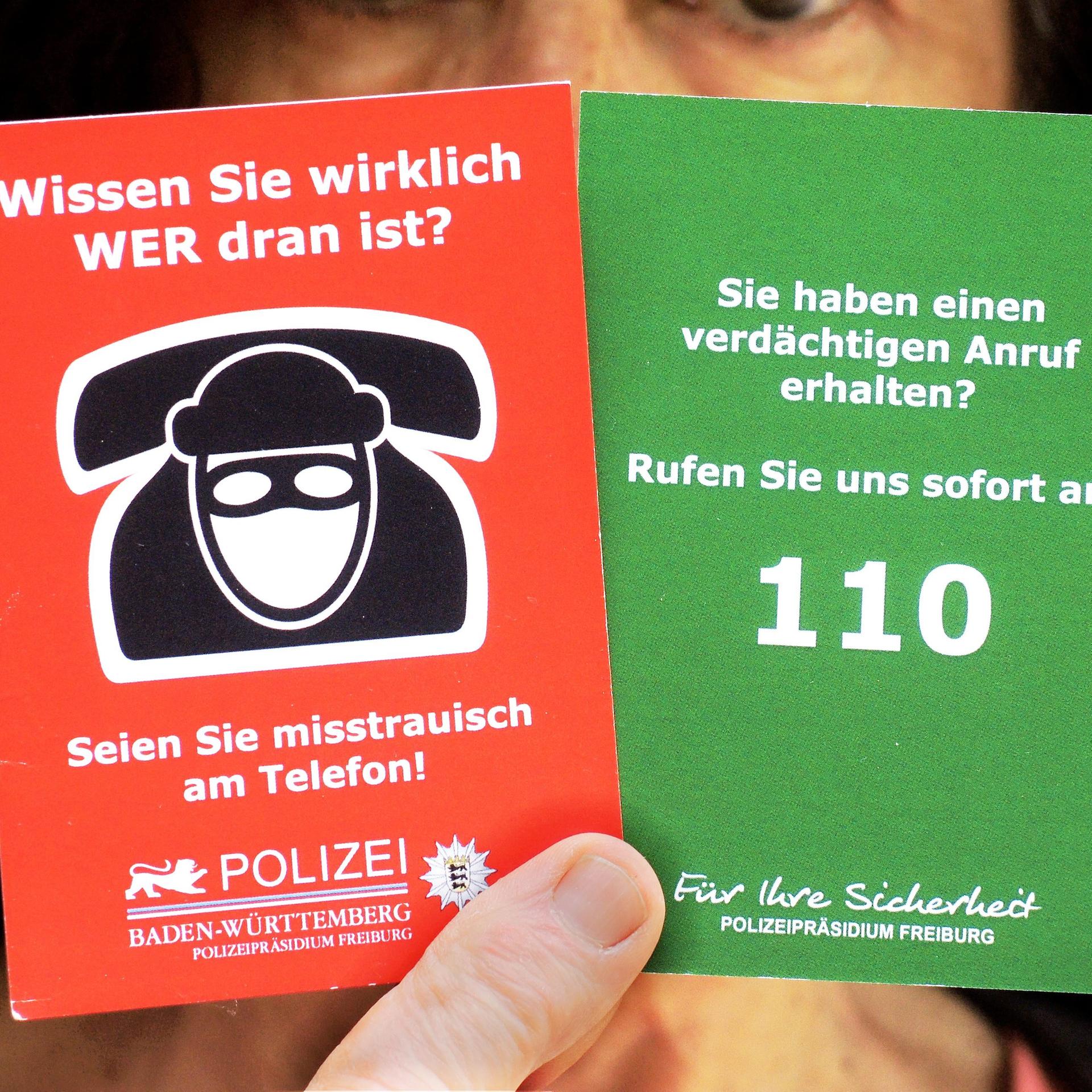 Mit einem Flyer warnt das Polizeipräsidium Freiburg (Baden-Württemberg) vor Telefonbetrug. Vor allem Senioren werden mit dem sogenannten "Enkeltrick" über Telefonanruf um höhere Geldbeträge betrogen. Bild vom 16.06.2018. Foto: Rolf Haid