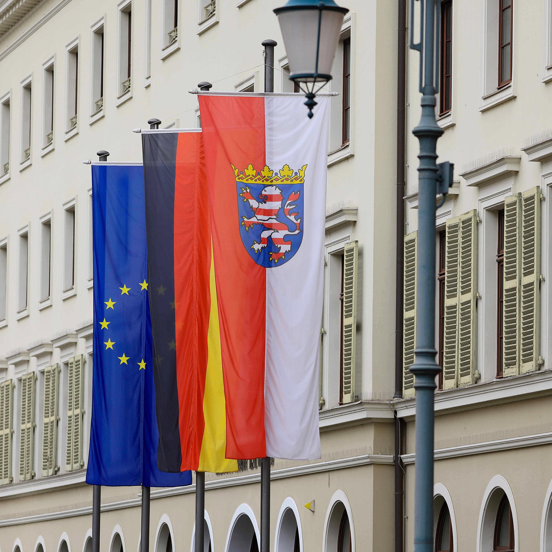 Fahnen vor dem Hessischer Landtag in der Landeshauptstadt Wiesbaden