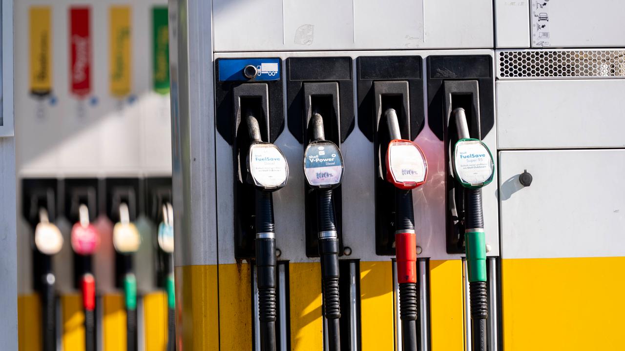 Das Bild zeigt mehrere Zapfsäulen an einer Tankstelle. Im Vordergrund sind vier Zapfpistolen zu sehen, daneben weitere unscharf im Hintergrund.