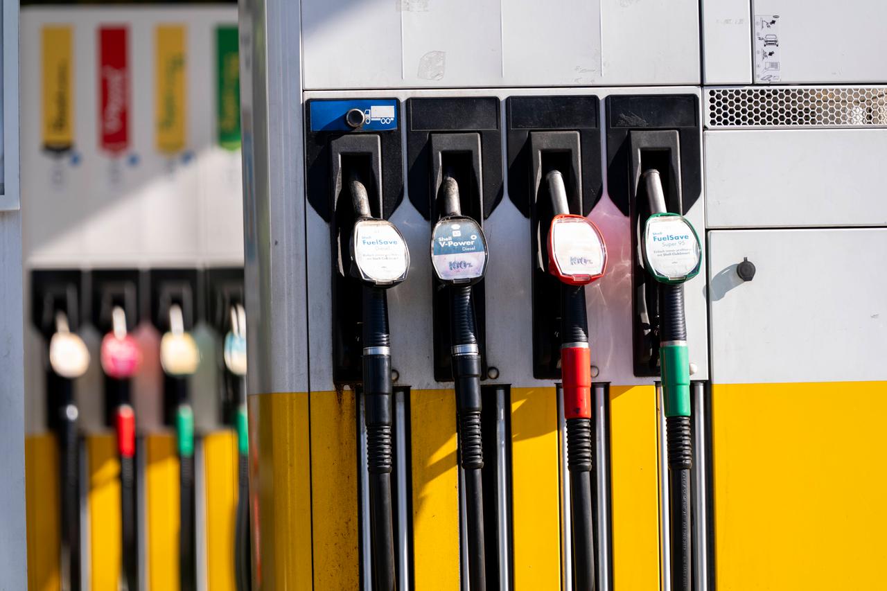 Das Bild zeigt mehrere Zapfsäulen an einer Tankstelle. Im Vordergrund sind vier Zapfpistolen zu sehen, daneben weitere unscharf im Hintergrund.