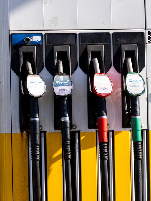 Das Bild zeigt mehrere Zapfsäulen an einer Tankstelle. Im Vordergrund sind vier Zapfpistolen zu sehen, daneben weitere unscharf im Hintergrund. Das Bild zeigt mehrere Zapfsäulen an einer Tankstelle. Im Vordergrund sind vier Zapfpistolen zu sehen, daneben weitere unscharf im Hintergrund.