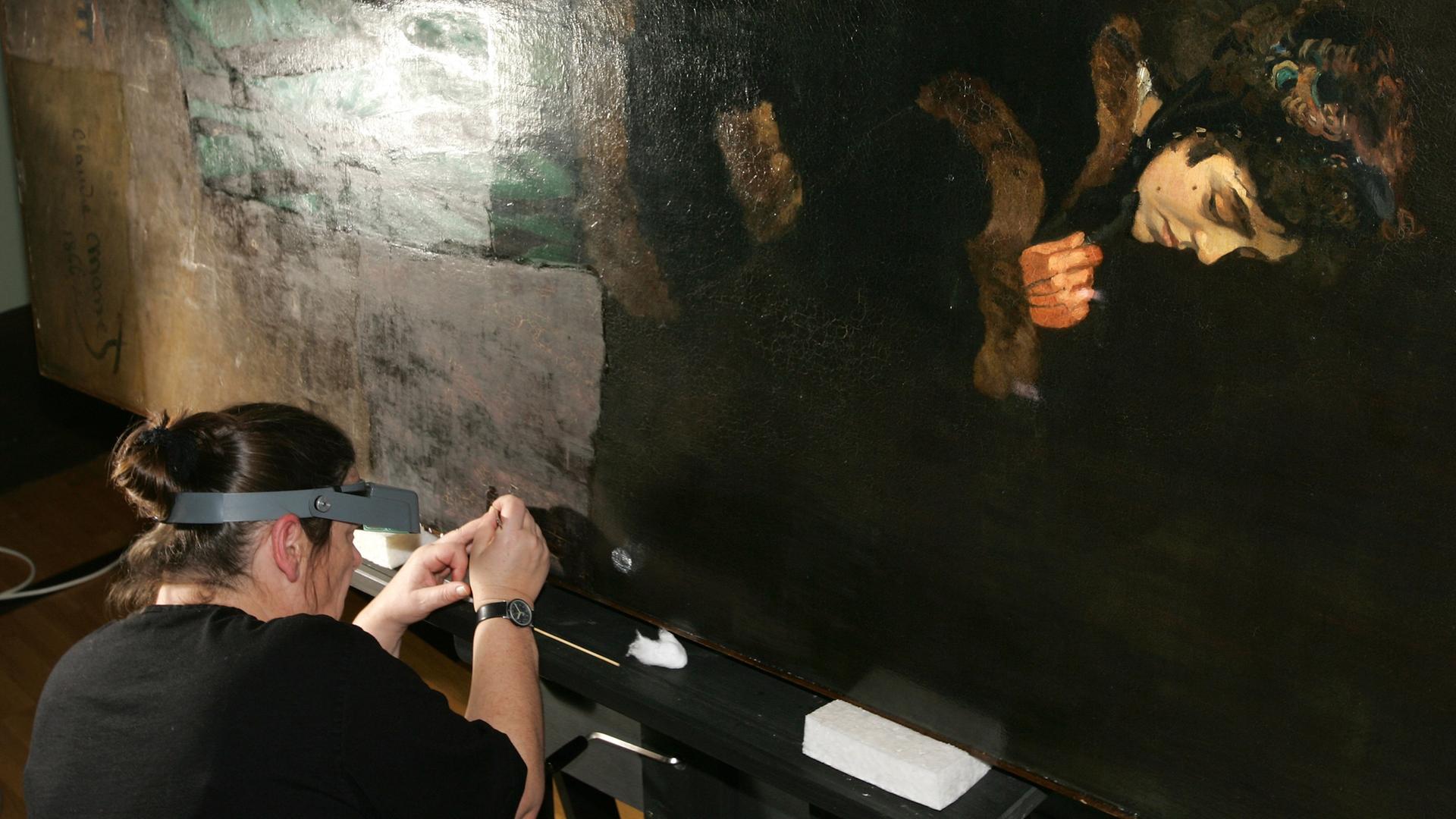 Die Gemälde-Restauratorin Bettina Landgrebe befreit das Gemälde "Camille" von Claude Monet (1840-1926) in der Kunsthalle Bremen in aufwendiger Detailarbeit von alten, nicht originalen Schutzanstrichen und Übermalungen. Die Gemälde-Restauratorin Bettina Landgrebe befreit das Gemälde "Camille" von Claude Monet (1840-1926) in der Kunsthalle Bremen in aufwendiger Detailarbeit von alten, nicht originalen Schutzanstrichen und Übermalungen.