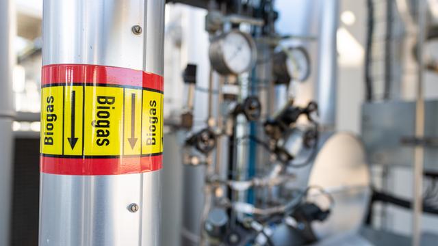 "Biogas" steht auf einem Aufkleber eines Gasrohres im Inneren einer Bioaufbereitungsanlage. "Biogas" steht auf einem Aufkleber eines Gasrohres im Inneren einer Bioaufbereitungsanlage.