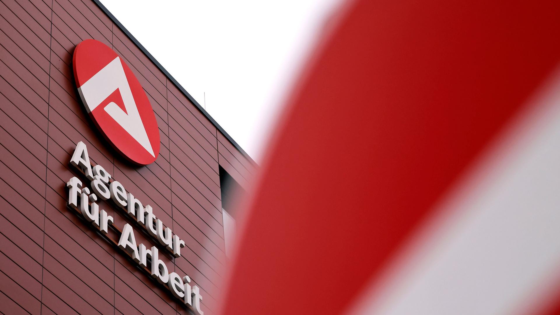Das Logo der Agentur für Arbeit: ein stilisiertes weißes A in einem roten Kreis