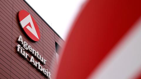 Das Logo der Agentur für Arbeit: ein stilisiertes weißes A in einem roten Kreis