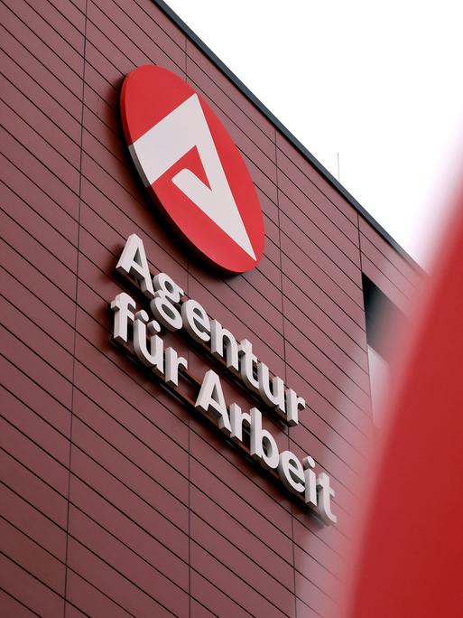 Das Logo der Agentur für Arbeit: ein stilisiertes weißes A in einem roten Kreis