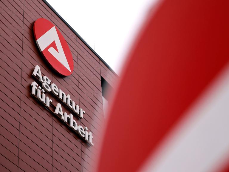 Das Logo der Agentur für Arbeit: ein stilisiertes weißes A in einem roten Kreis