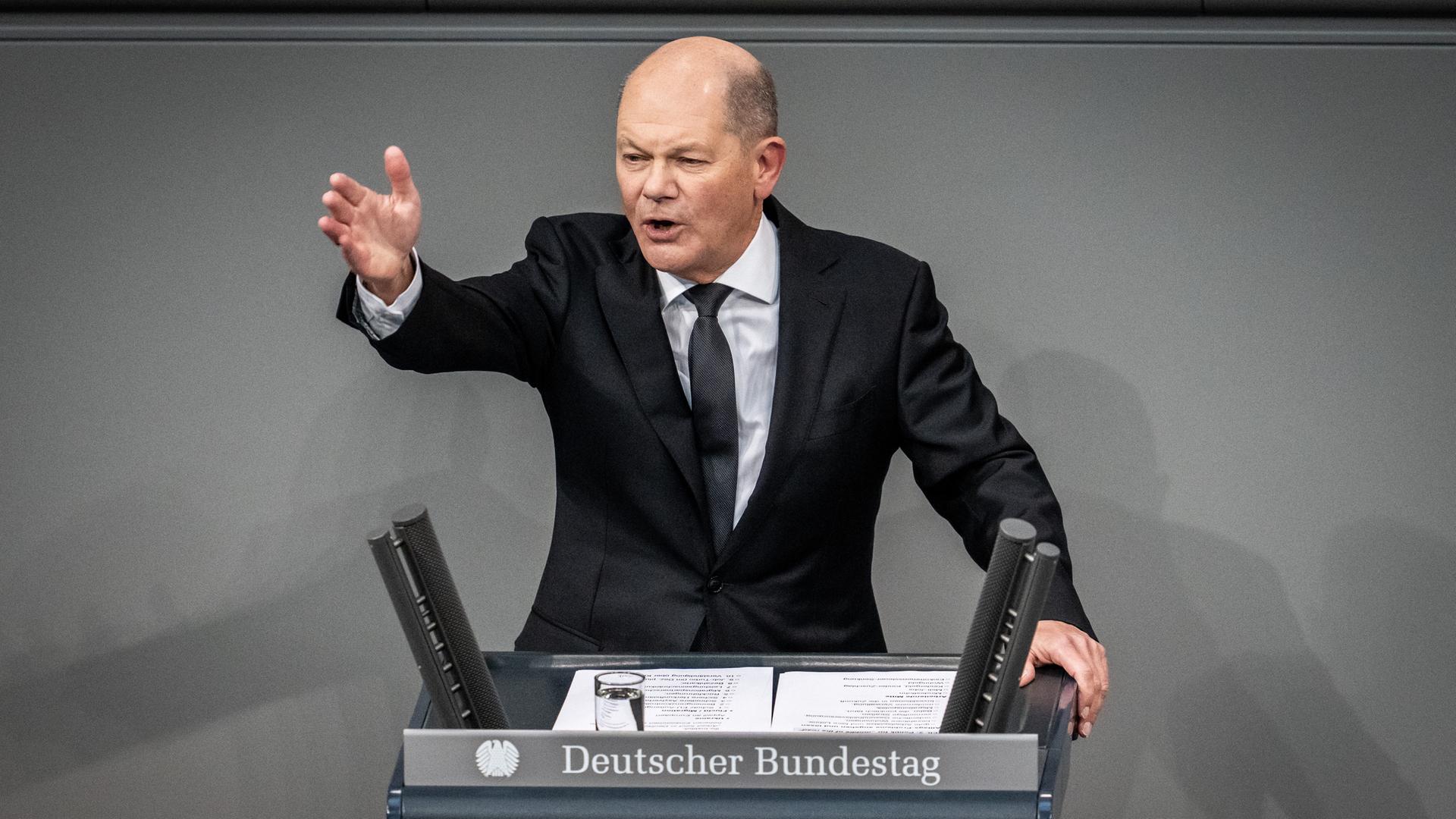 31.01.2024, Berlin: Bundeskanzler Olaf Scholz (SPD), spricht im Bundestag und gestikuliert.