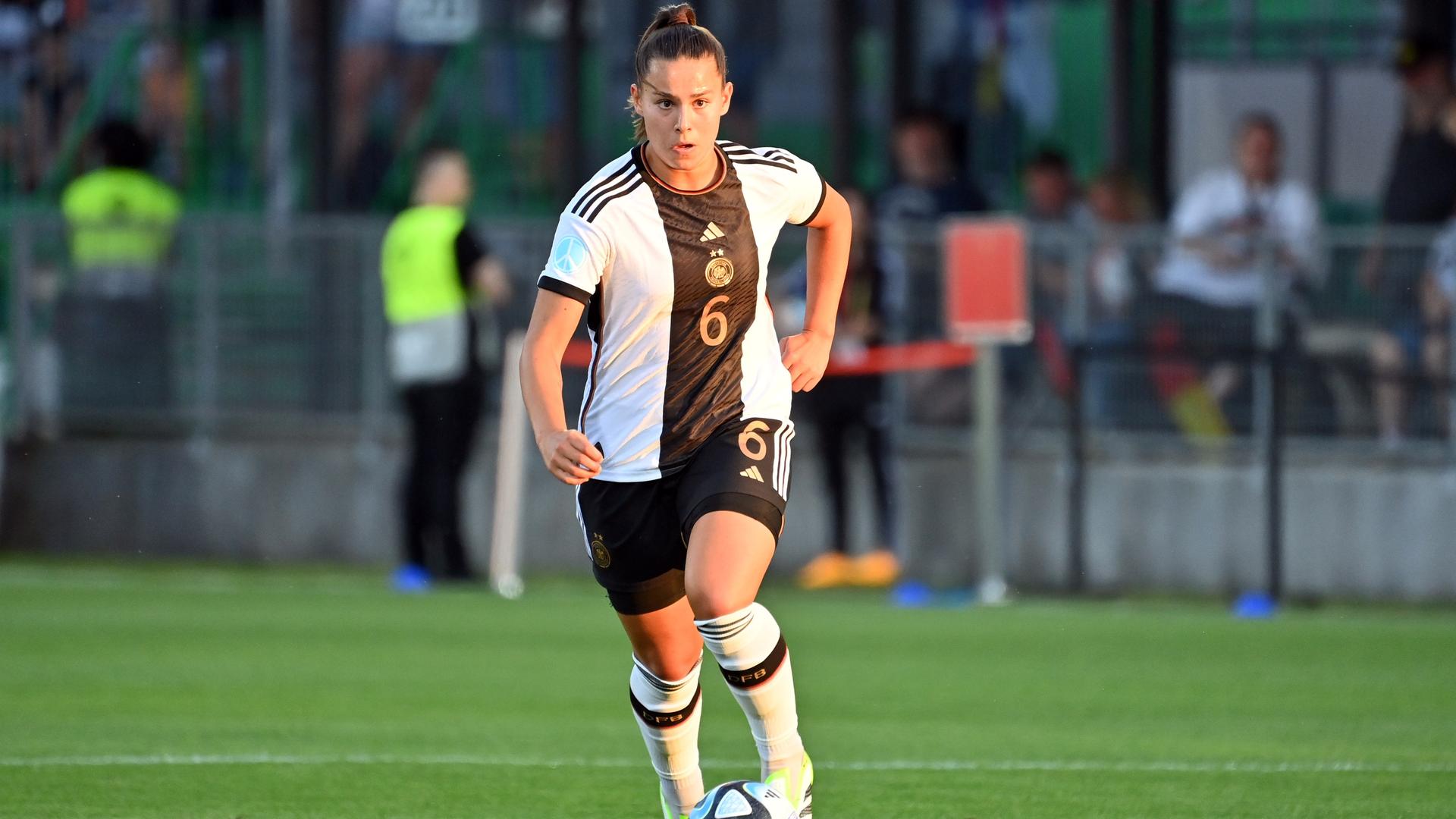 Fußball-Nationalspielerin Lena Oberdorf hier beim Länderspiel gegen Sambia am 7.7.2023. Oberdorf treibt in vollem Lauf einen Ball vor sich her.