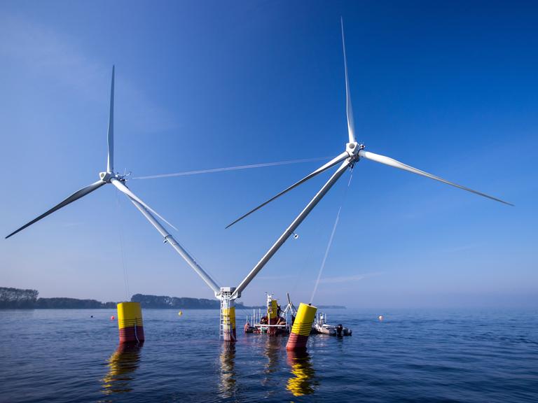 Monteure verankern für Testreihen das Modell einer Anlage mit schwimmende Windräder im Greifswalder Bodden. Die Windkraftanlagen (hier zwei Rotoren) schwimmen auf dem Wasser.