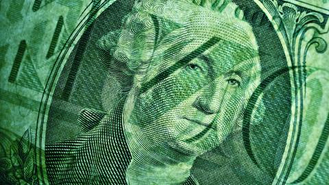 Nahansicht eines grüngefärbten US-Dollar.