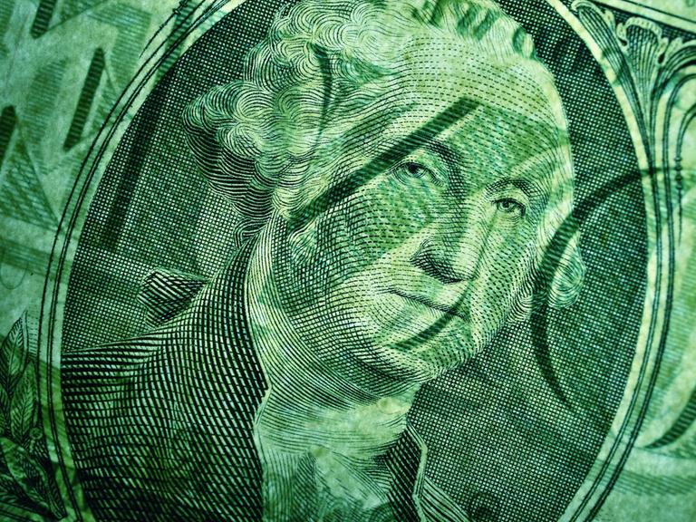 Nahansicht eines grüngefärbten US-Dollar.