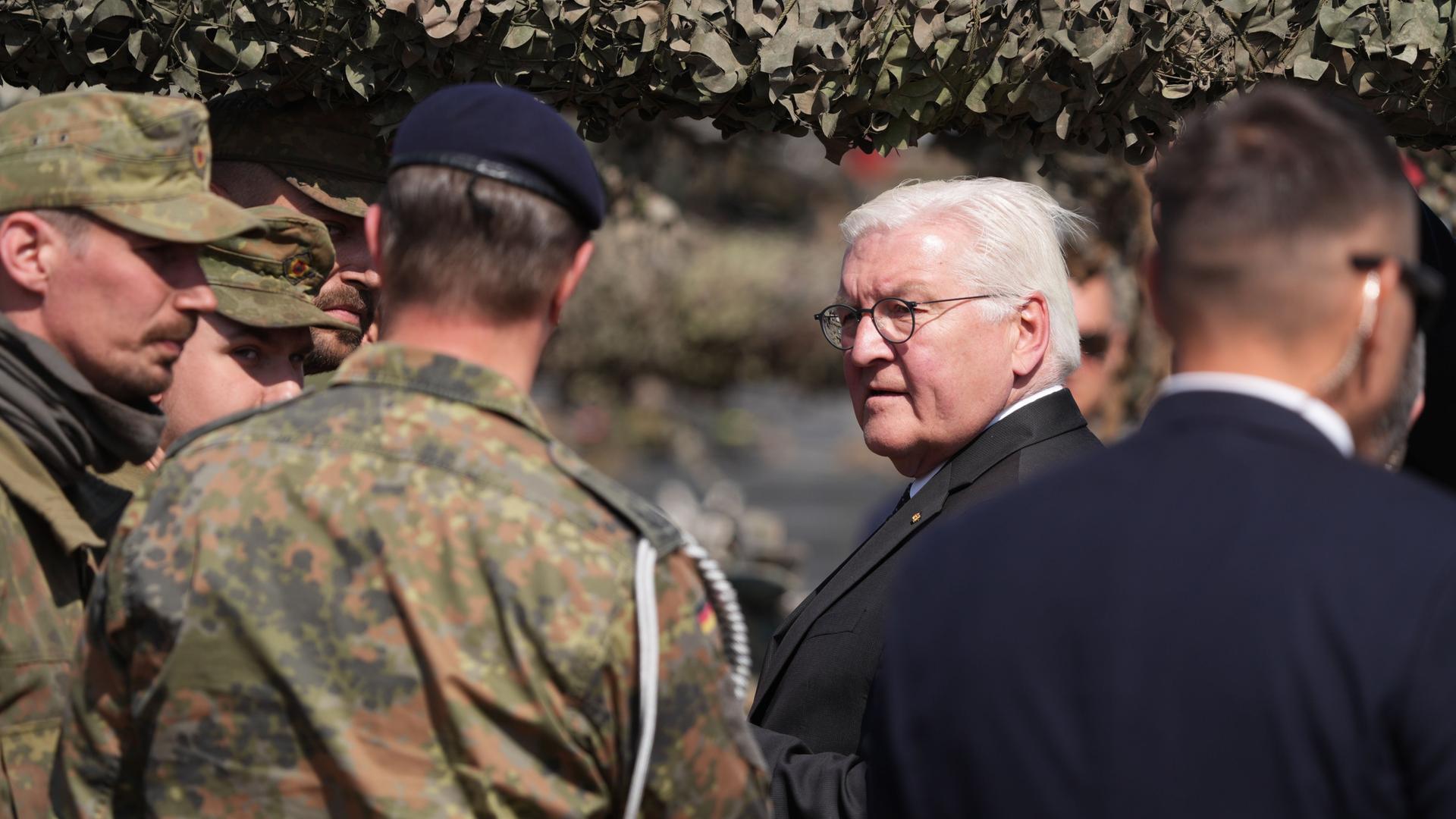 Litauen, Pabrade: Bundespräsident Frank-Walter Steinmeier (2.v.r) besucht auf dem Truppenübungsplatz Pabrade während einer Übung die Panzerbesatzungen des multinationalen eFP-Gefechtsverbandes Litauen. Litauen, Pabrade: Bundespräsident Frank-Walter Steinmeier (2.v.r) besucht auf dem Truppenübungsplatz Pabrade während einer Übung die Panzerbesatzungen des multinationalen eFP-Gefechtsverbandes Litauen.