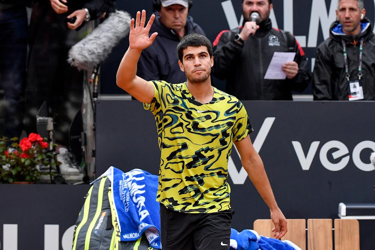 Carlos Alcaraz freut sich über seinen Sieg beim ATP Masters in Rom. Er winkt ins Publikum.