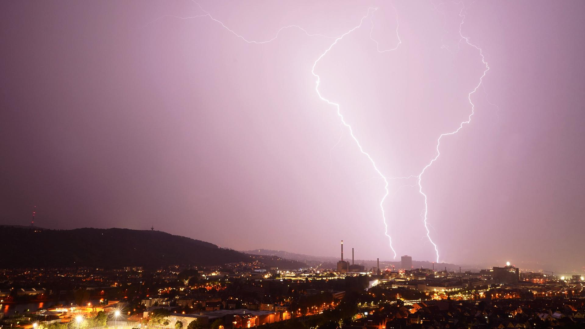 Zwei Blitze entladen sich während eines Gewitters über das nächtliche Stuttgart. Zwei Blitze entladen sich während eines Gewitters über das nächtliche Stuttgart.