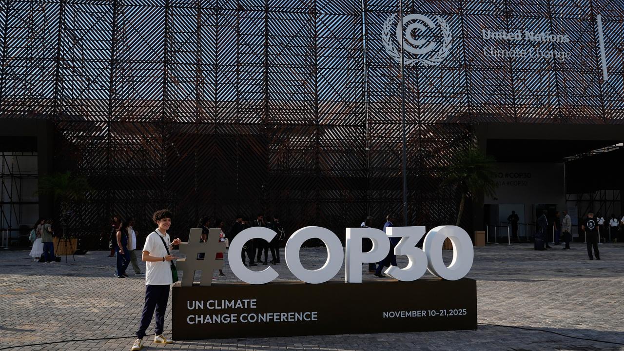 Eine Person posiert für ein Foto mit einem Schild für den COP30-Klimagipfel der Vereinten Nationen am 8. November 2025, in Belém, Brasilien