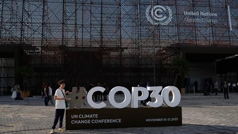 Eine Person posiert für ein Foto mit einem Schild für den COP30-Klimagipfel der Vereinten Nationen am 8. November 2025, in Belém, Brasilien